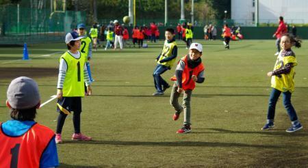 　早大グラウンドで開催された野球体験イベントを楽しむ子どもたち＝９日午後、東京都西東京市