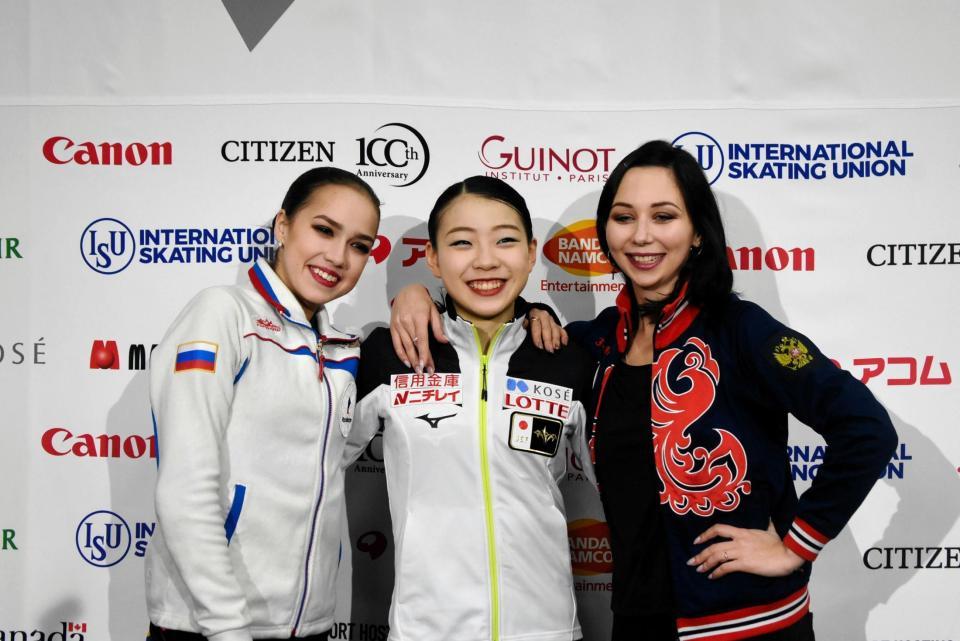 優勝した紀平梨花（中央）。左は２位のザギトワ、右が３位のトゥクタミシェワ
