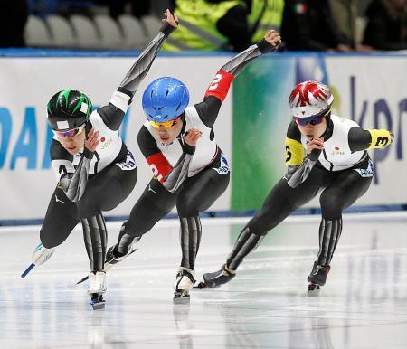 　女子チームスプリントで優勝した日本の（左から）曽我、佐藤、高木美＝トマショフマゾウィエツキ（ＡＰ＝共同）