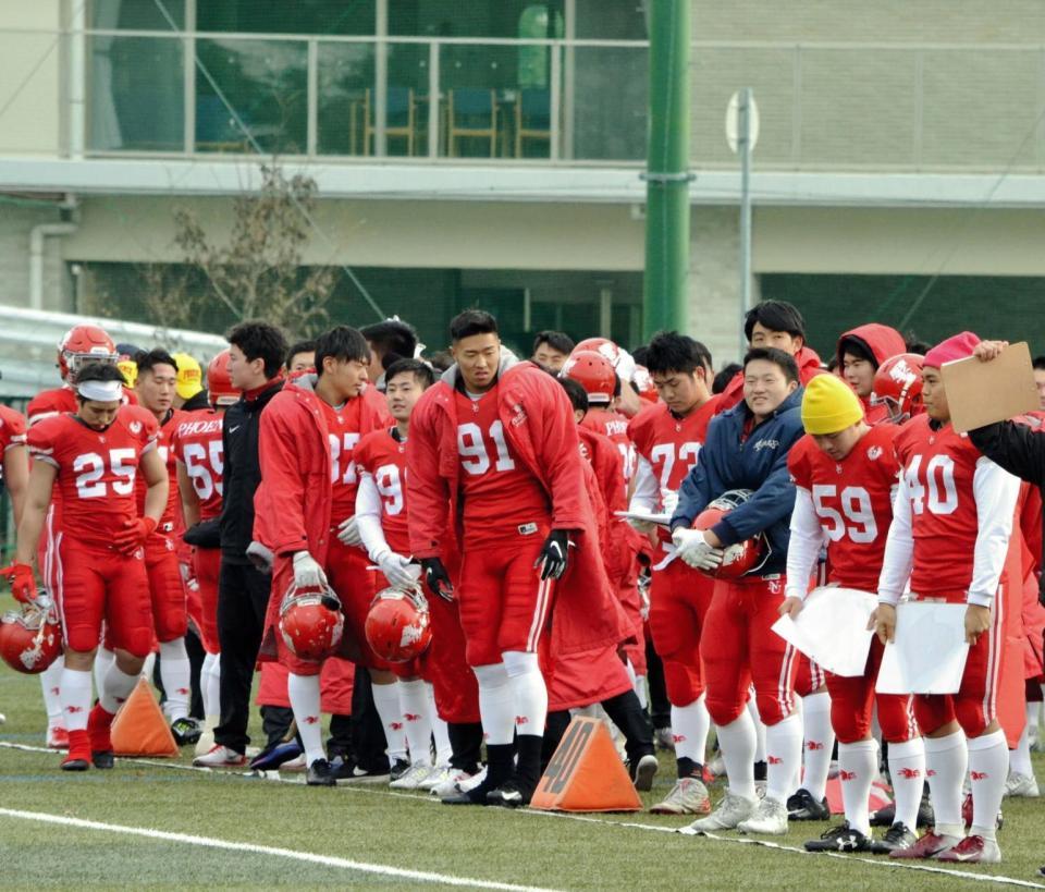 サイドラインから戦況を見守る日大ＤＬ宮川（＃９１）