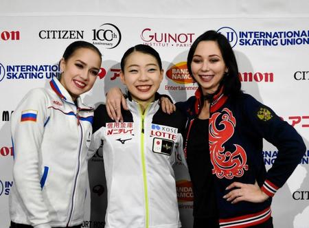 優勝した紀平梨花（中央）、３位のトゥクタミシェワ（右）とともに笑顔を見せる２位のザギトワ＝８日