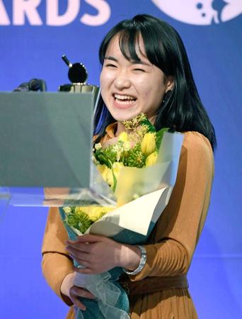 　国際卓球連盟の年間表彰式で、世界選手権団体戦の女子の最優秀選手に選ばれ笑顔の伊藤美誠（共同）