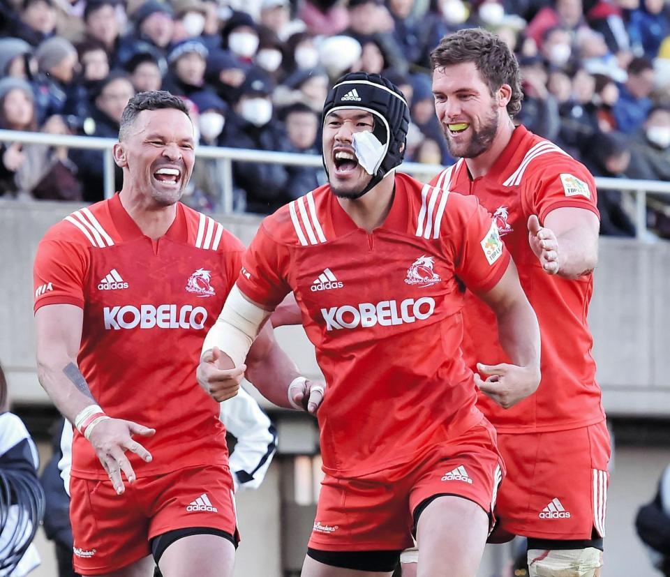 後半３８分、トライを決め吠える神戸製鋼・山中亮平（中央）＝秩父宮ラグビー場（撮影・中田匡峻）