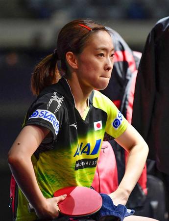 　女子シングルス準々決勝で敗れ、厳しい表情の石川佳純（共同）