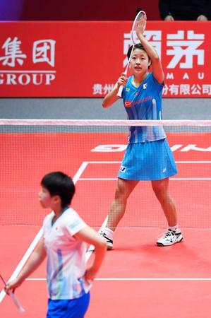 　女子シングルス準決勝で山口茜（下）を破り決勝進出を決め、声援に応える奥原希望（共同）