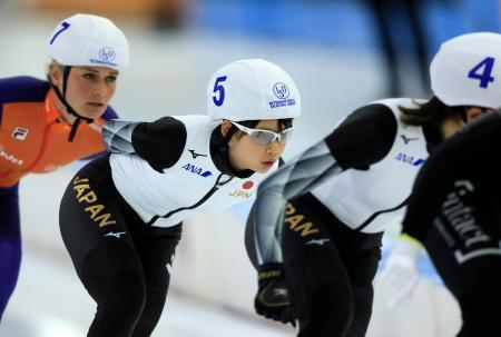 　女子マススタートを制した高木菜那（中央）。右は３位に入った佐藤綾乃＝１５日、ヘーレンフェイン（ＡＰ＝共同）
