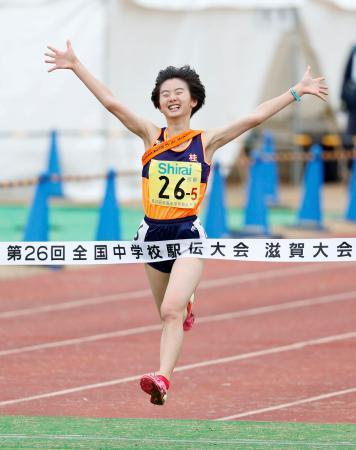 　全国中学校駅伝女子でゴールする桂のアンカー・佐野桃香。５連覇を果たした＝滋賀県希望が丘文化公園