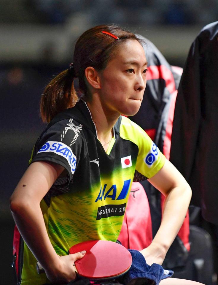 　女子シングルス準々決勝で敗れ、厳しい表情の石川佳純（共同）