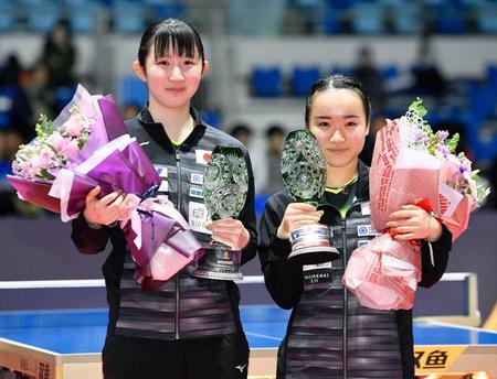 　卓球のグランドファイナル女子ダブルスで優勝し笑顔の早田（左）、伊藤組（共同）