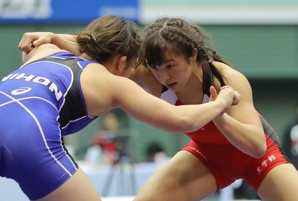 　女子６２キロ級決勝で熊野ゆづるを破り、優勝した川井友香子（右）