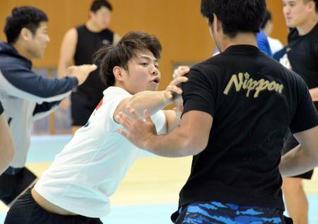 　総合格闘技の動きに挑戦する柔道男子の阿部一二三＝味の素ナショナルトレーニングセンター