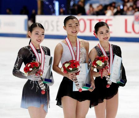 　フィギュアスケート全日本選手権で表彰される（左から）２位の紀平梨花、１位の坂本花織、３位の宮原知子