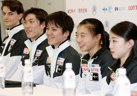 　フィギュアスケートの世界選手権代表に決まり、記者会見で笑顔の宇野昌磨（左から３人目）、坂本花織（同４人目）ら＝東和薬品ラクタブドーム