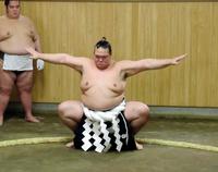 新しい綱を締め土俵入りの動きを確かめる稀勢の里