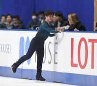 演技前、握手を交わす宇野昌磨＝東和薬品ラクタブドーム（撮影・北村雅宏）