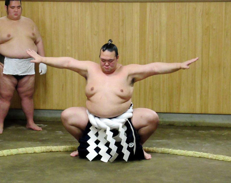 新しい綱を締め土俵入りの動きを確かめる稀勢の里