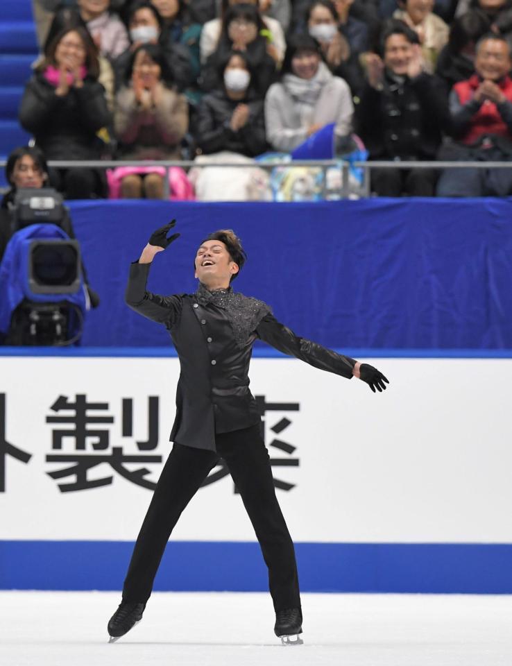 演技を締めた高橋大輔＝東和薬品ラクタブドーム（撮影・北村雅宏）