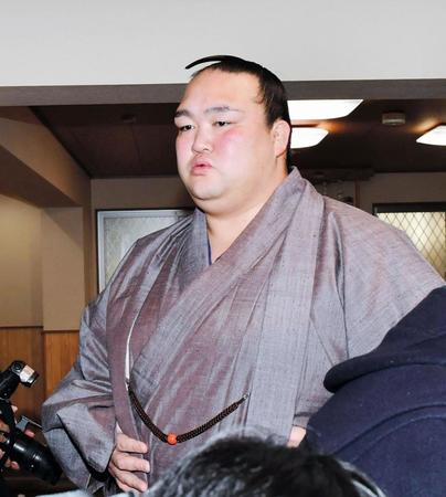 会見を終え、一息つく稀勢の里＝東京都江戸川区の田子ノ浦部屋（撮影・中田匡峻）