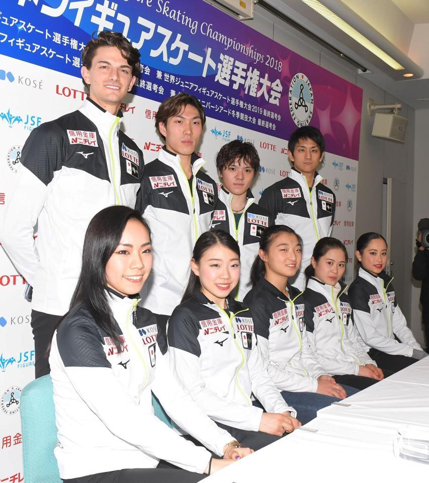 世界選手権に出場する選手たちは写真に納まる＝東和薬品ラクタブドーム（撮影・北村雅宏）