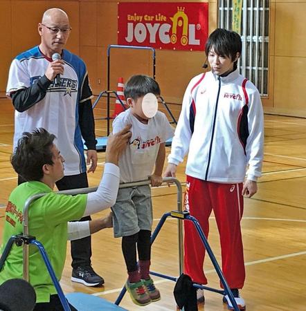 逆上がり教室を行った内村航平（右端）