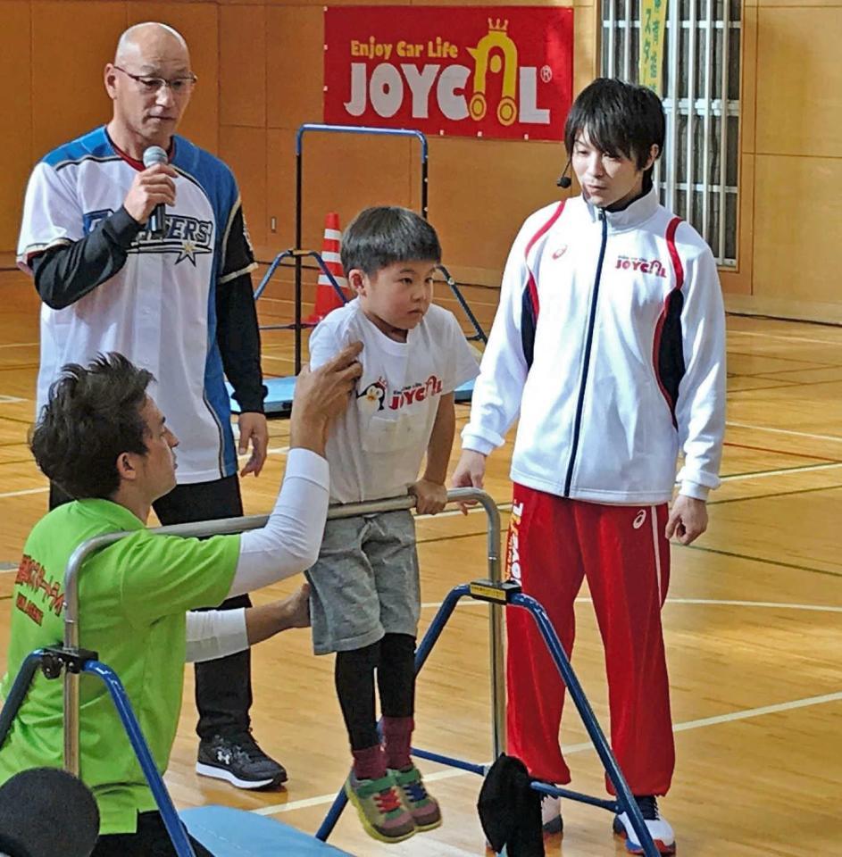 　逆上がり教室を行った内村航平（右端）