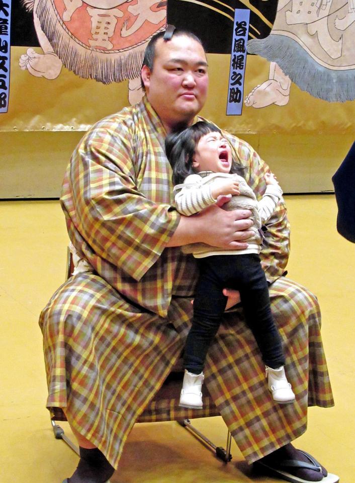 　赤ちゃんを抱っこするも号泣される稀勢の里