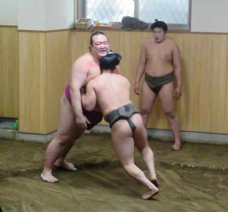 若い衆のぶつかりに胸を出す稀勢の里