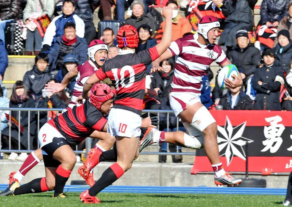 　前半、ラインアウトのこぼれ球を拾い、日川ディフェンスをかわしてトライを決める大阪朝鮮高の尹礼温（右）