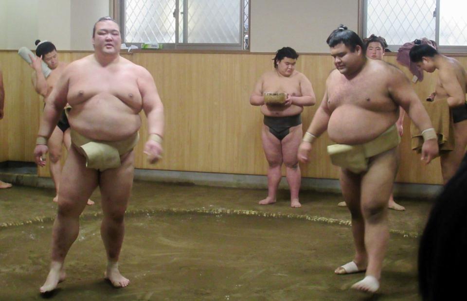 稽古納めで稀勢の里（左）と三番稽古した高安