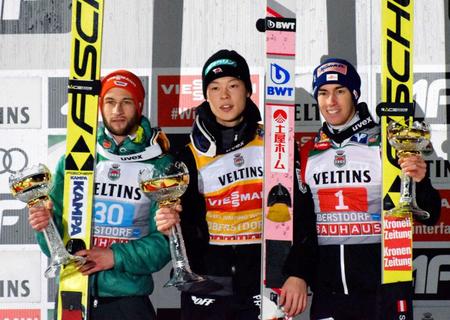 ジャンプ週間開幕戦で優勝し、表彰式で笑顔の小林陵侑（中央）＝共同