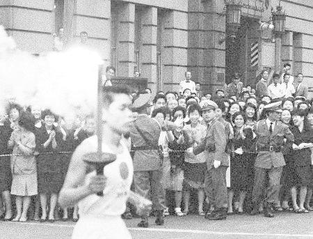 　東京五輪の聖火リレー＝１９６４年１０月、東京都内