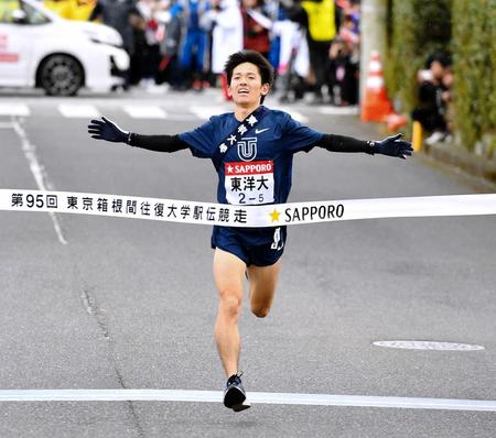 　１位でゴールする東洋大・田中龍誠（撮影・中田匡峻）