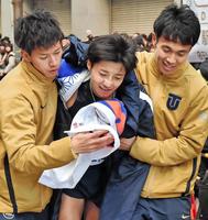 ３位でゴールし、チームメートに抱えられながら引き揚げる東洋大・大沢駿（中央）