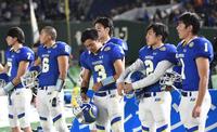 ガックリうつむく関学大ＱＢ・奥野耕世（中央）＝東京ドーム