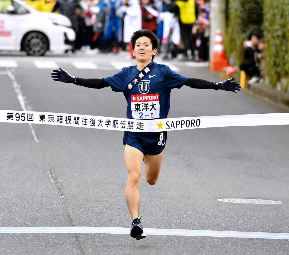 　１位でゴールする東洋大・田中龍誠（撮影・中田匡峻）