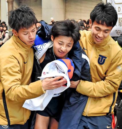 　３位でゴールし、チームメメートに抱えられながら引き揚げる東洋大・大沢駿（中央）