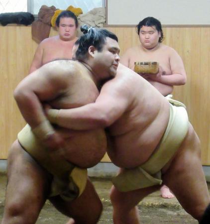 稀勢の里（右）と組み合う高安