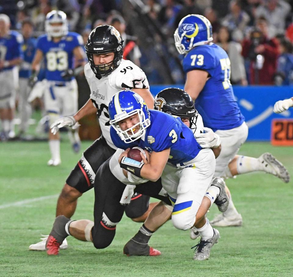 　第３Ｑ、富士通ＤＦ陣につかまる関学大ＱＢ・奥野（中央）＝撮影・園田高夫