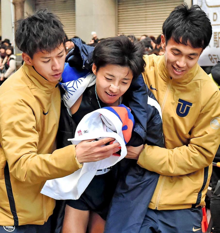 　３位でゴールし、チームメメートに抱えられながら引き揚げる東洋大・大沢駿（中央）