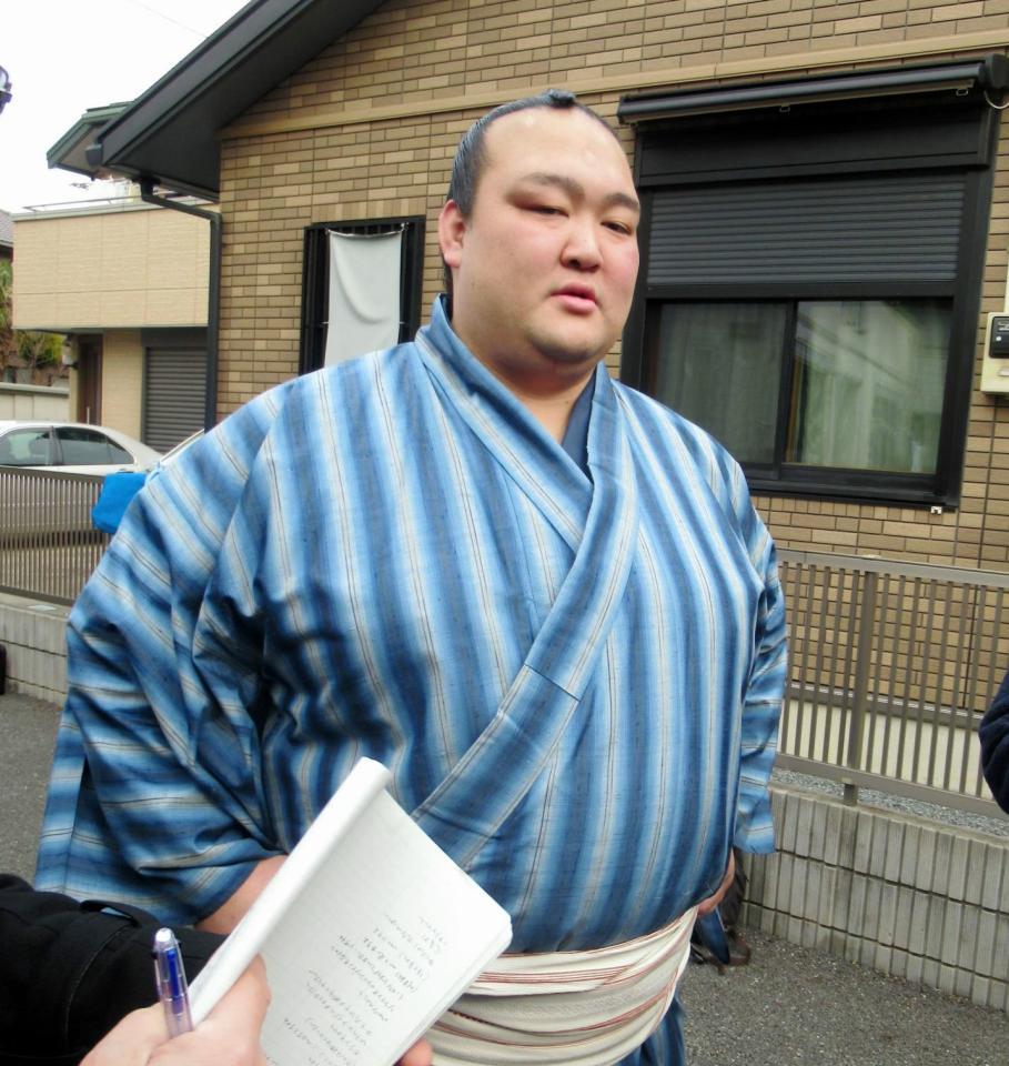 稽古後、取材に応じる稀勢の里