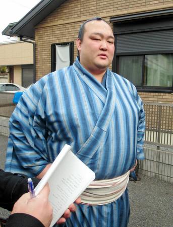 　稽古後、取材に応じる稀勢の里