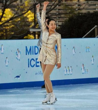 ゴージャスな衣装で演技を披露した浅田真央さん＝東京ミッドタウン