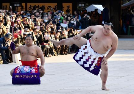 東京・明治神宮で３横綱土俵入り 新春恒例、２千人の観衆