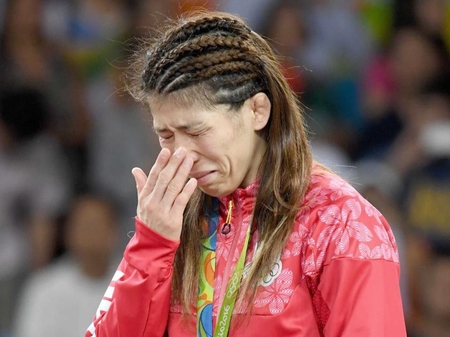 　リオ五輪の表彰台で涙する吉田沙保里＝２０１６年