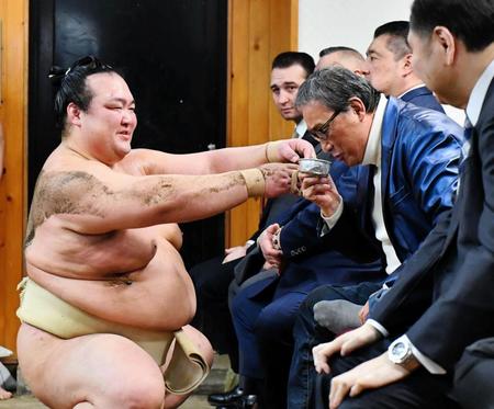 稽古後、北の富士勝昭氏に水を付ける稀勢の里（左）＝東京都江東区の尾車部屋（撮影・中田匡峻）