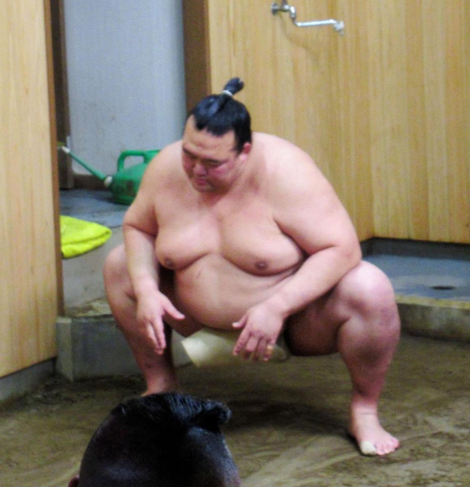 すり足をする稀勢の里