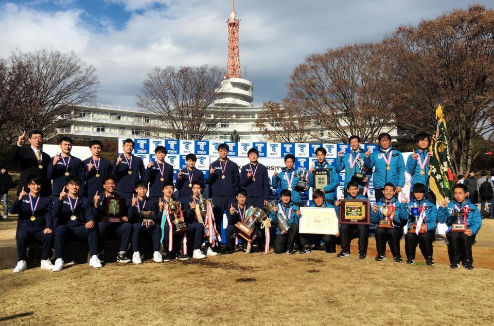 バスケットボール部（左）とともに優勝報告会に参加した東海大陸上部の箱根駅伝メンバー