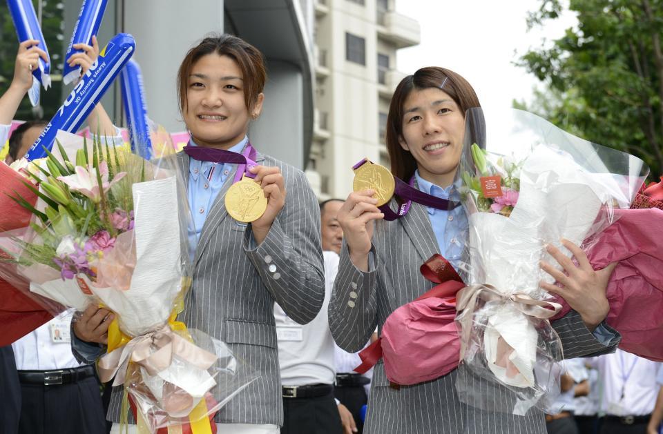 　笑顔で金メダルを掲げる伊調馨（左）と吉田沙保里＝２０１２年