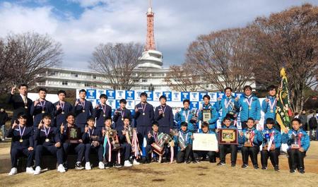 　バスケットボール部（左）とともに優勝報告会に参加した東海大陸上部の箱根駅伝メンバー