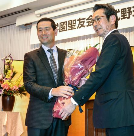 　ＰＬ学園高野球部のＯＢ会長に就任した桑田真澄氏（左）＝１２日、大阪市